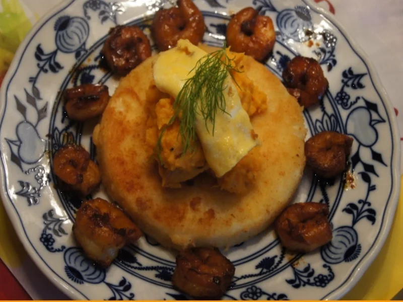 Sellerieschnitzel mit Süßkartoffelpüree und Garnelenschwänzen - Rezept