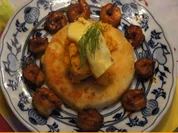 Sellerieschnitzel mit Süßkartoffelpüree und Garnelenschwänzen - Rezept