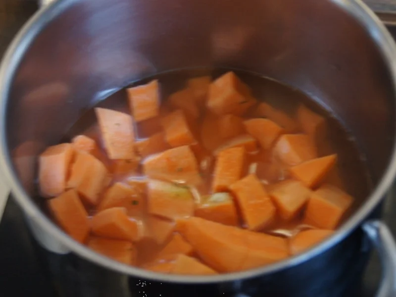 Sellerieschnitzel mit Süßkartoffelpüree und Garnelenschwänzen - Rezept - Bild Nr. 3
