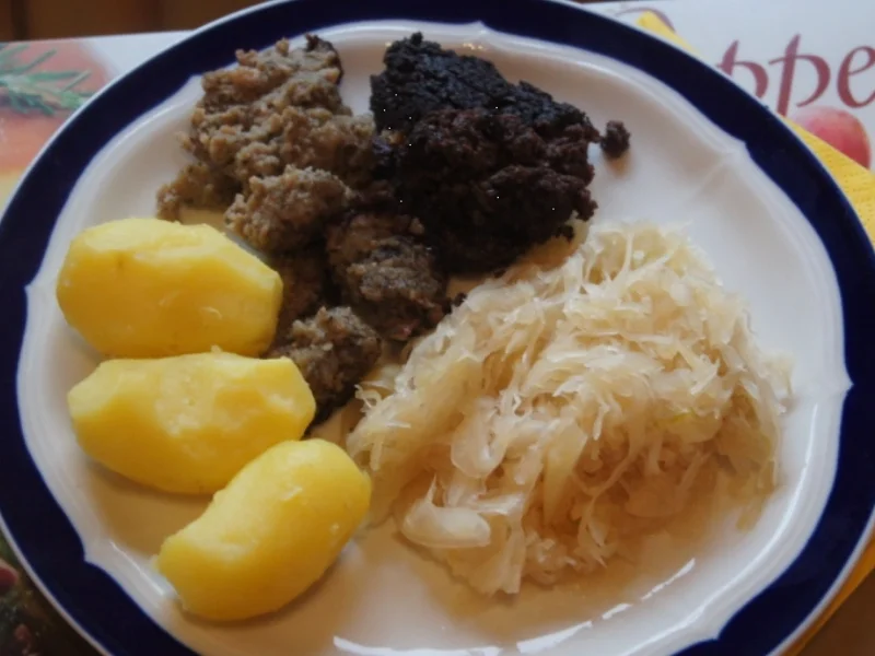 Wellwurst mit Kartoffeln und Sauerkraut - Rezept