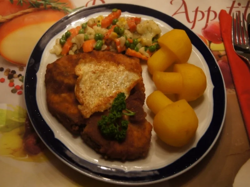 Rezept: Kotelett mit Kartoffelpilzen und Buttergemüse Kotelett mit Kartoffelpilzen und Buttergemüse - Rezept