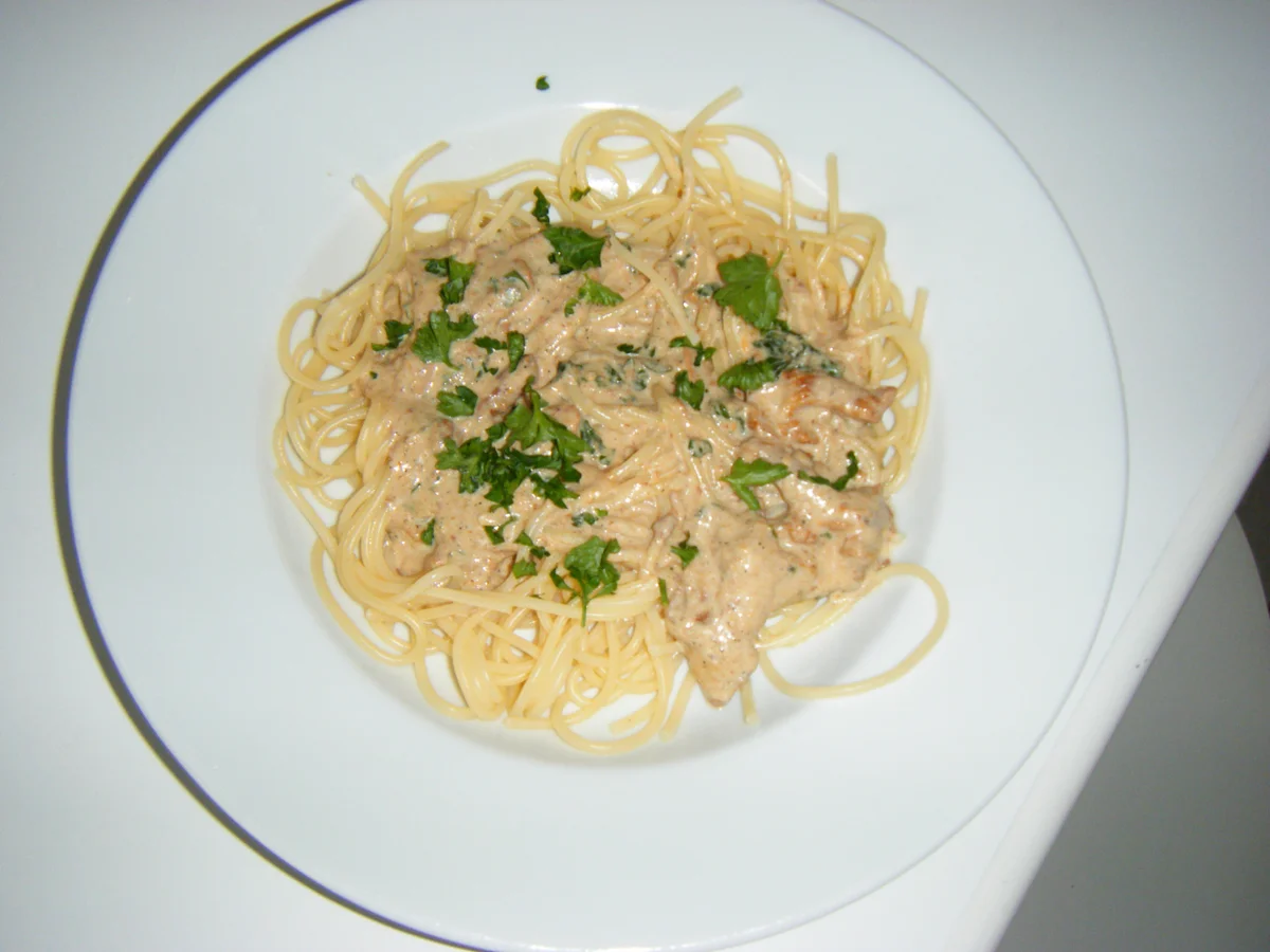Spaghetti in  Pfifferling-Rahmsoße - Rezept