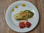 Rezept: In Serranoschinken gebratener Ziegenkäse an warmem Römersalat mit Feigensenf In Serranoschinken gebratener Ziegenkäse an warmem Römersalat mit Feigensenf - Rezept