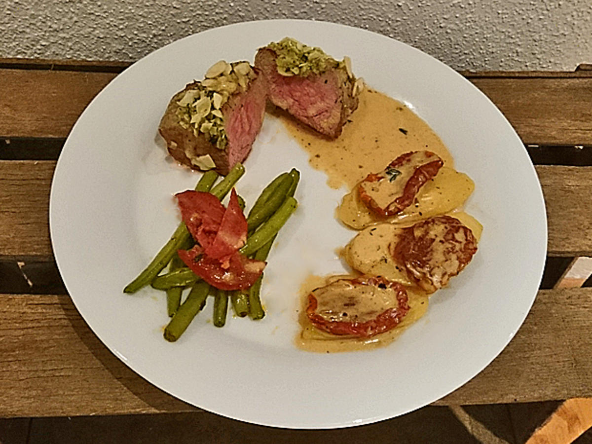 Bilder für Kalbsfilet in zarter Mandelkruste auf geschmorten Thymiankartoffeln und Chorizo-Bohnen - Rezept