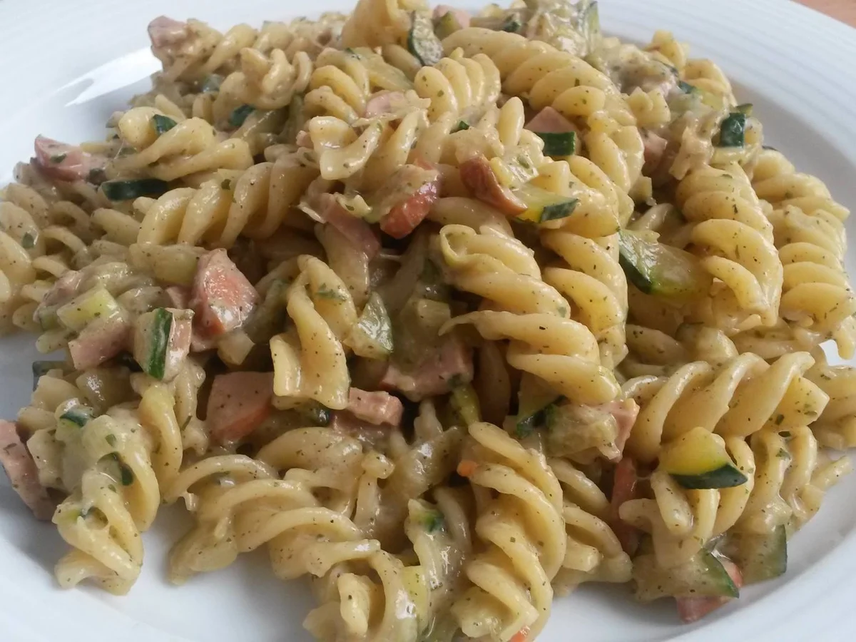 Pasta mit Wurst und einer Zucchini - Lauch - Rahm Sauce - Rezept
