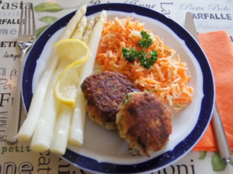Fischbuletten mit Spargel und Möhren-Sellerie-Salat - Rezept