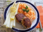 Fischbuletten mit Spargel und Möhren-Sellerie-Salat - Rezept
