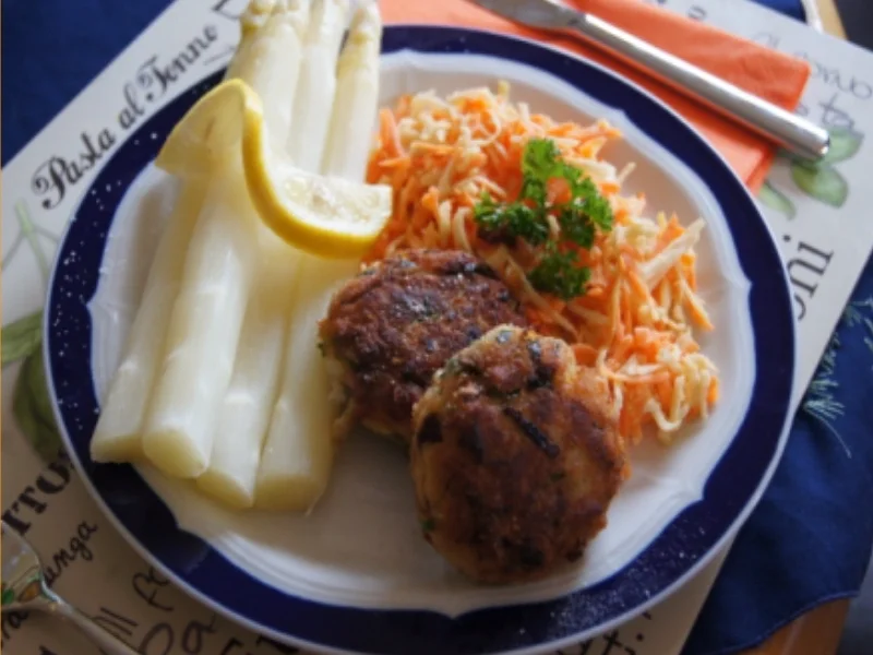 Fischbuletten mit Spargel und Möhren-Sellerie-Salat - Rezept - Bild Nr. 2