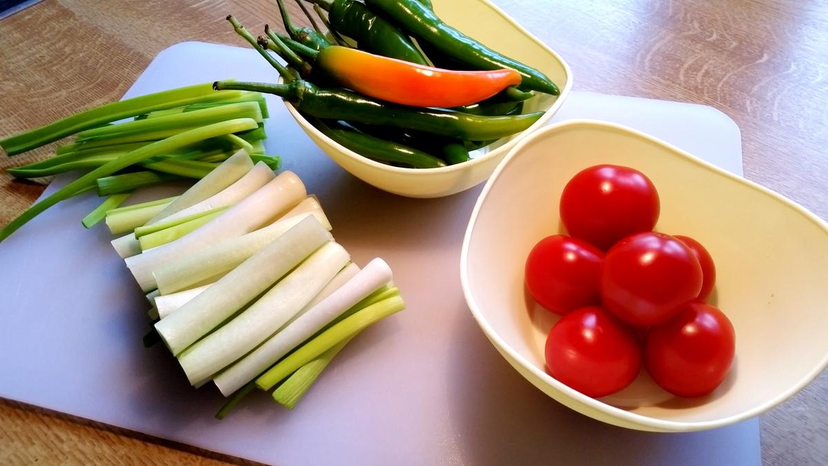 Frühlingszwiebeln mit Chilischoten und Tomaten - Rezept - Bild Nr. 2