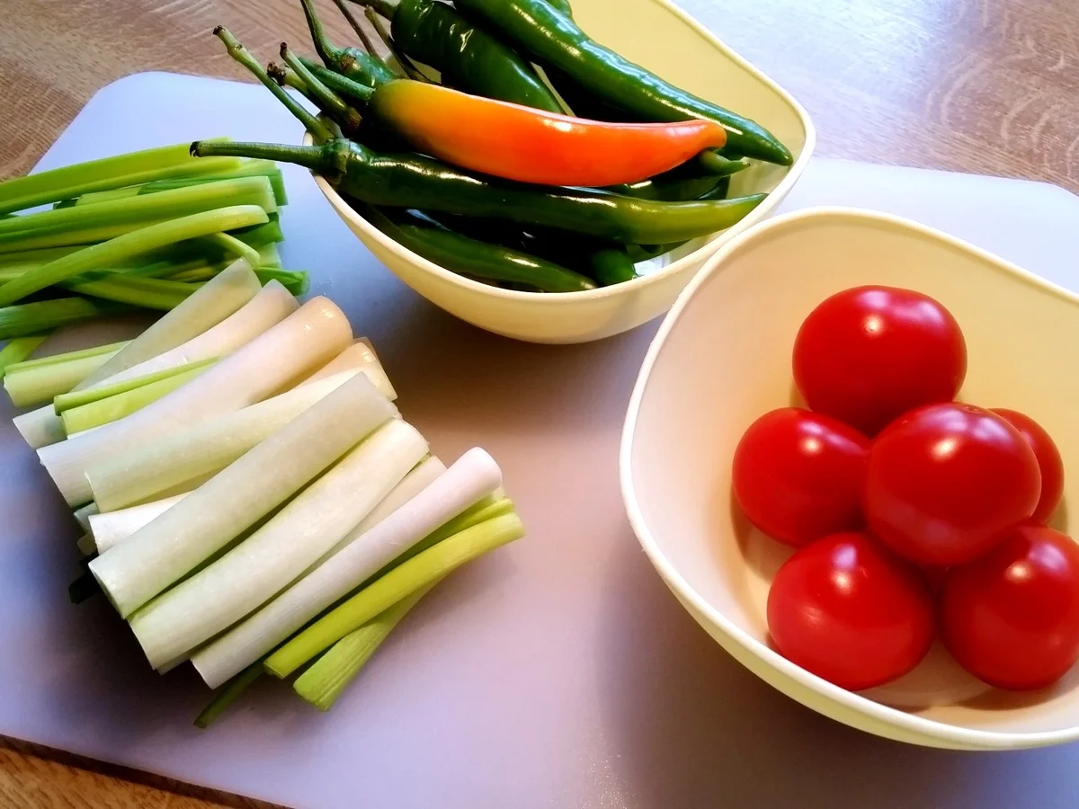 Frühlingszwiebeln mit Chilischoten und Tomaten - Rezept - Bild Nr. 2