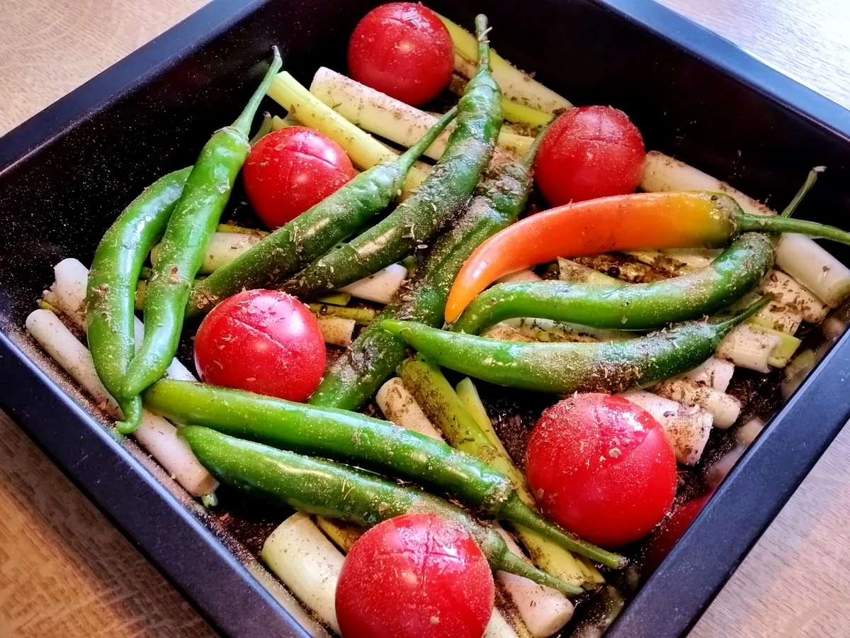 Frühlingszwiebeln mit Chilischoten und Tomaten - Rezept - Bild Nr. 3