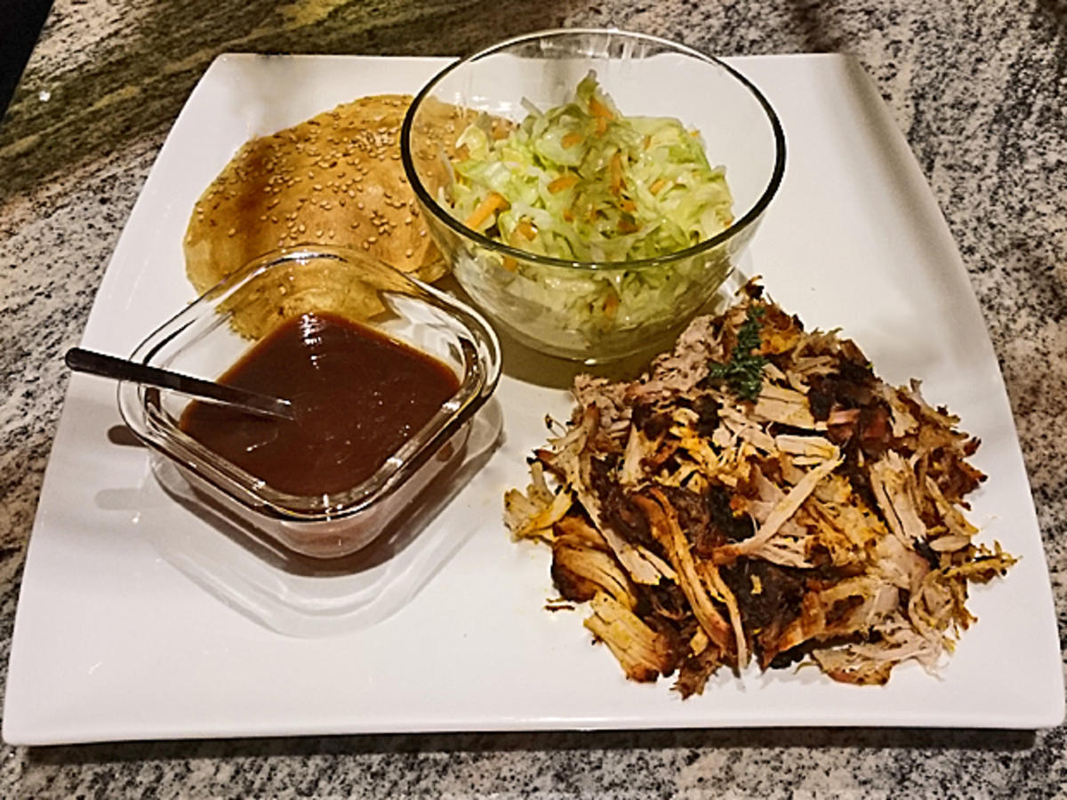 Pulled Pork im Grill geräuchert mit selbstgemachten Semmeln, Krautsalat ... Pulled Pork im Grill geräuchert mit selbstgemachten Semmeln, Krautsalat ...