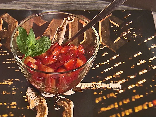 Erdbeeren in Balsamico-Senfdressing - Rezept