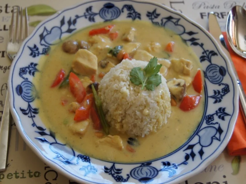 Hähnchenbrustfilet-Curry mit Kokosmilch und Blumenkohl-Reis - Rezept