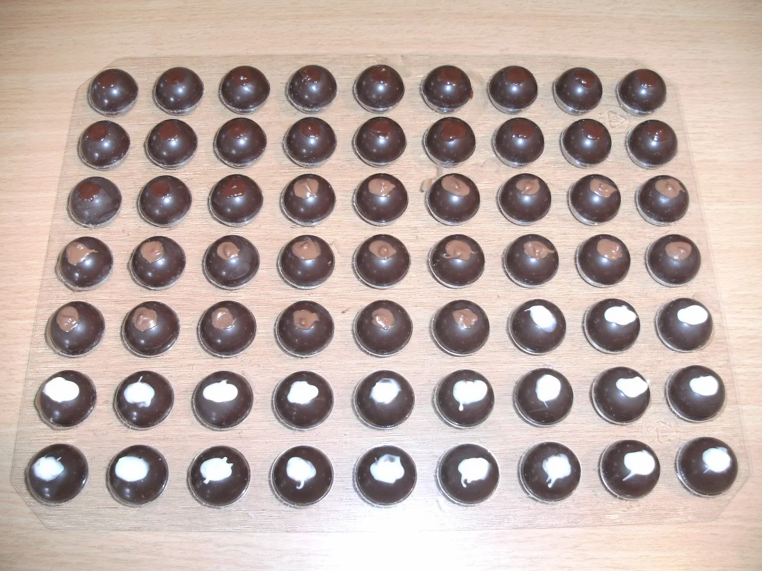 Rezept: Konfekt: Likör - Pralinen Bild Nr. 2 Konfekt: Likör - Pralinen - Rezept - Bild Nr. 2