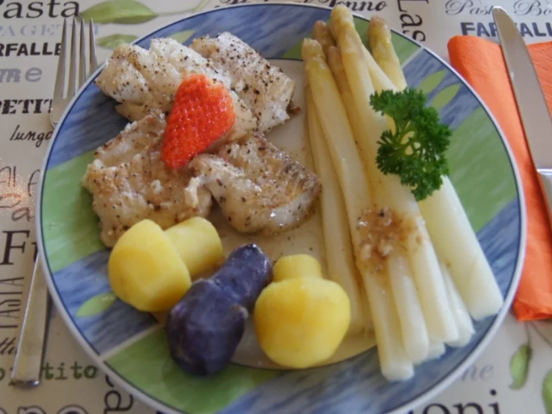 Kabeljaufilet mit Spargel und Kartoffelpilzen - Rezept