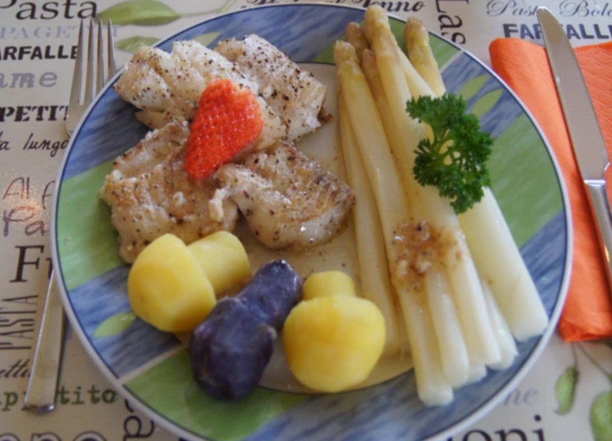Kabeljaufilet mit Spargel und Kartoffelpilzen - Rezept - kochbar.de