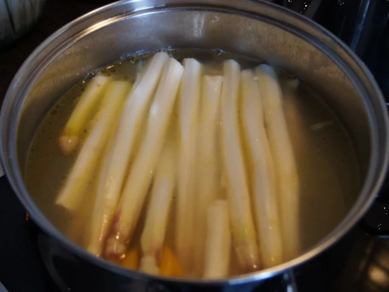 Kabeljaufilet mit Spargel und Kartoffelpilzen - Rezept - Bild Nr. 7