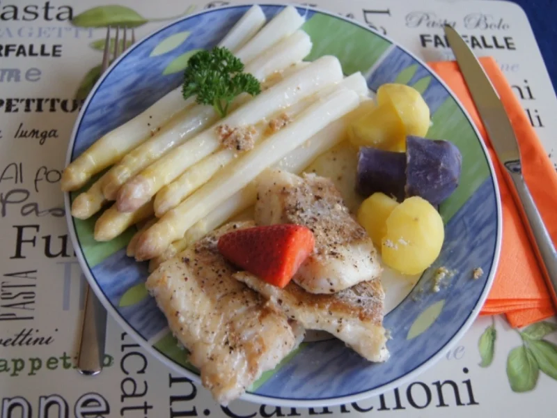 Kabeljaufilet mit Spargel und Kartoffelpilzen - Rezept - Bild Nr. 9