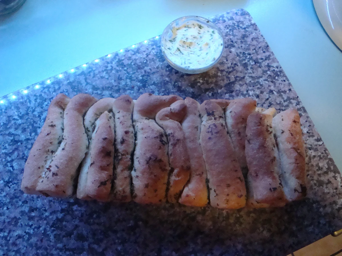 Faltenbrot mit Knoblauch-Kräuterbutter - Rezept