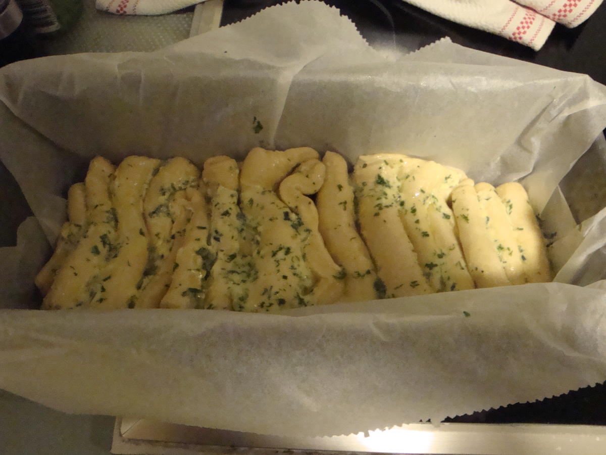 Faltenbrot mit Knoblauch Kräuterbutter - einfach - von erdbeere1706