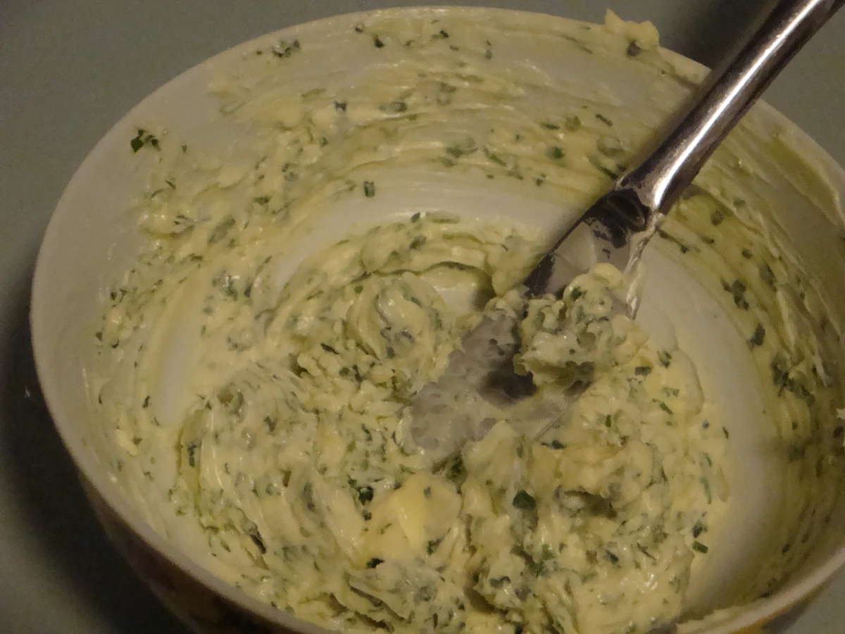 Faltenbrot mit Knoblauch-Kräuterbutter - Rezept - Bild Nr. 15