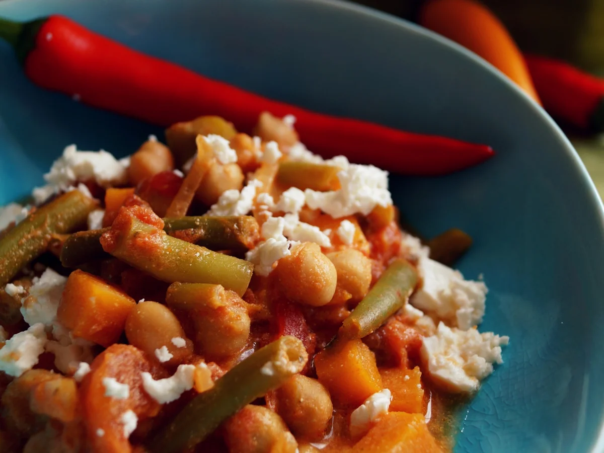 Kichererbsen-Kürbis-Bohnen-Curry mit Schafskäse - Rezept