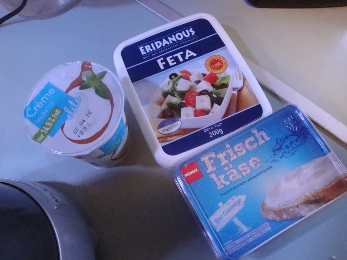 Schafskäse Dip/ Aufstrich mit Paprika/ Knoblauch und Oliven/ Olivenkraut - Rezept - Bild Nr. 2