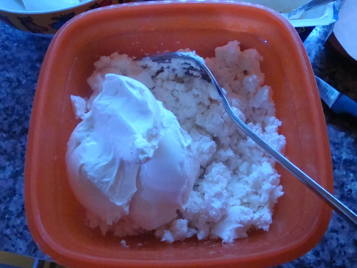 Schafskäse Dip/ Aufstrich mit Paprika/ Knoblauch und Oliven/ Olivenkraut - Rezept - Bild Nr. 7