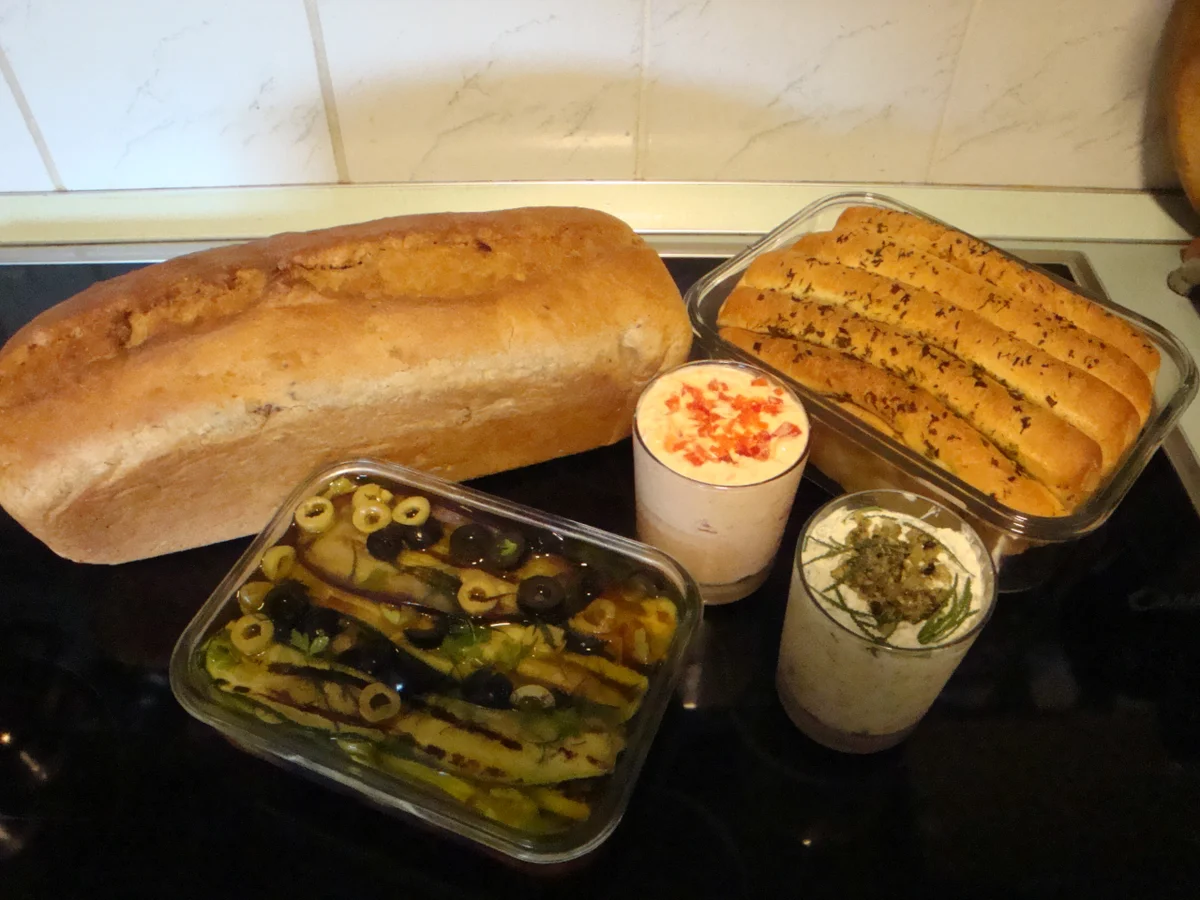 Schafskäse Dip/ Aufstrich mit Paprika/ Knoblauch und Oliven/ Olivenkraut - Rezept - Bild Nr. 12