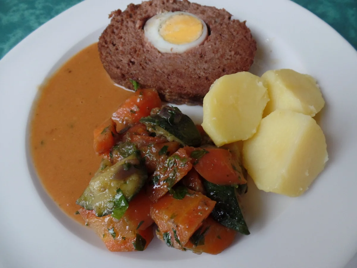 Rezept: Falscher Hase mit Zucchini-Möhren-Gemüse Falscher Hase mit Zucchini-Möhren-Gemüse - Rezept