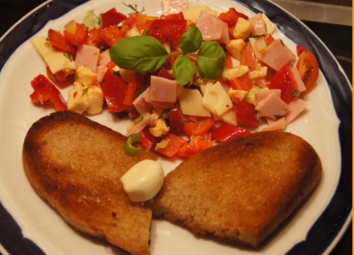 Geröstetes Knoblauchbrot mit gemischten Salat - Rezept - kochbar.de