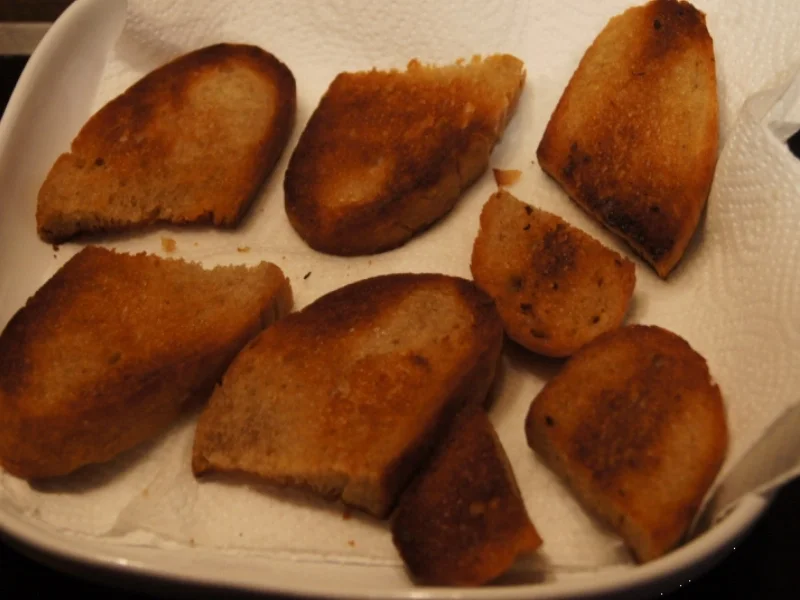 Geröstetes Knoblauchbrot mit gemischten Salat - Rezept - Bild Nr. 4