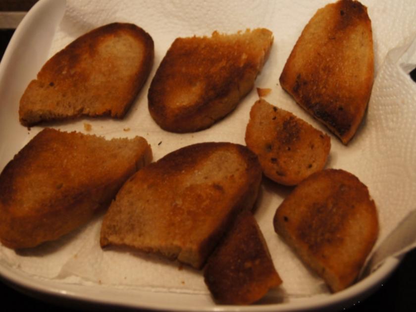 Geröstetes Knoblauchbrot mit gemischten Salat - Rezept - kochbar.de