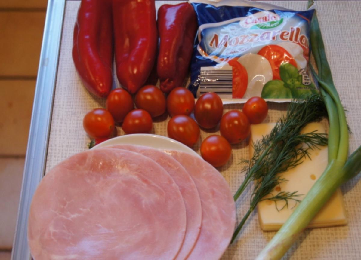 Geröstetes Knoblauchbrot mit gemischten Salat - Rezept - kochbar.de