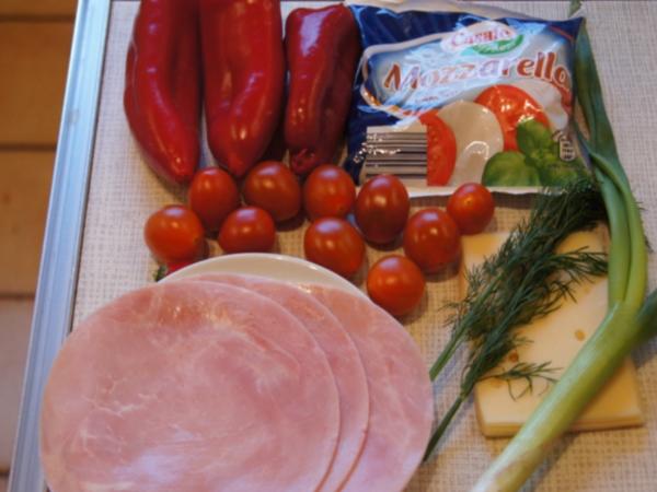 Geröstetes Knoblauchbrot mit gemischten Salat - Rezept - kochbar.de