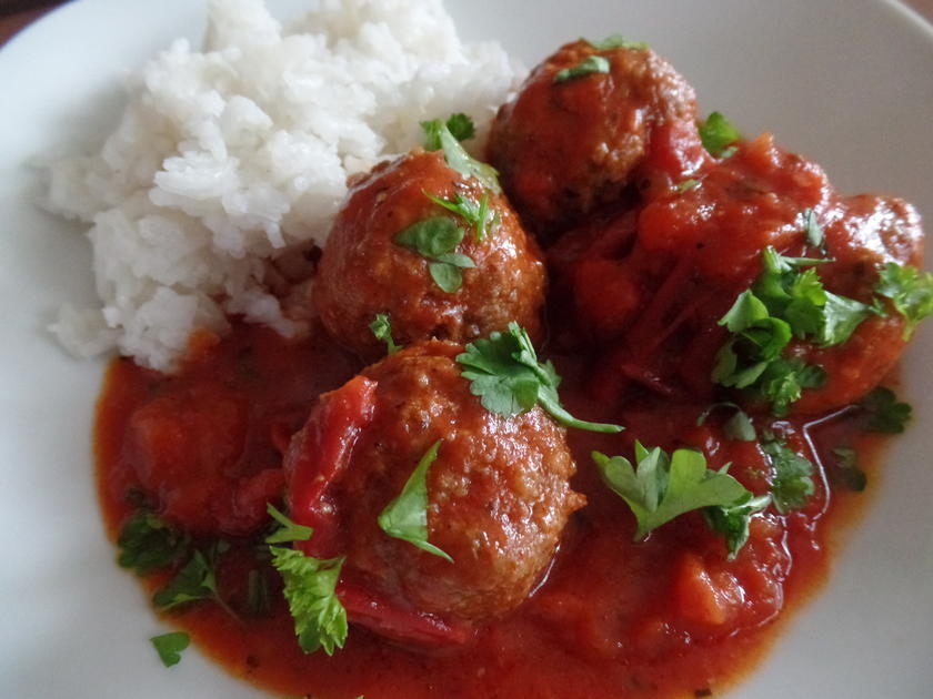 Hackbällchen mit fruchtiger Tomatensauce - Rezept - kochbar.de