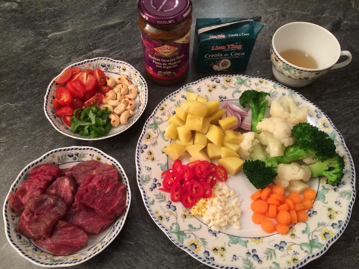 Rotes Curry mit Rinderfilet, Blumenkohl und Broccoli - Rezept