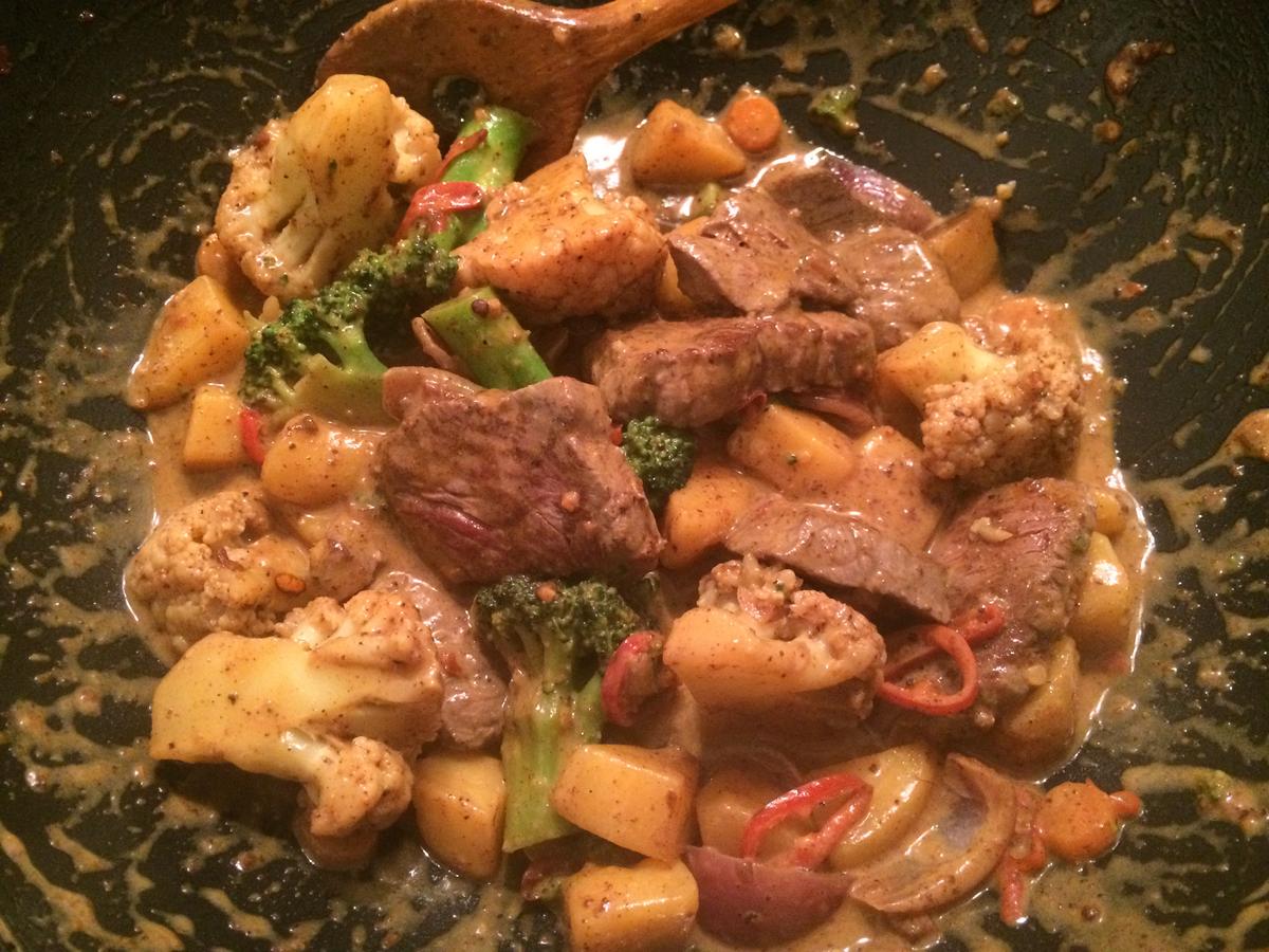 Rotes Curry mit Rinderfilet, Blumenkohl und Broccoli - Rezept - Bild Nr. 5