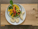 Kleiner Salat mit frischen Früchten, dazu Pan de Queso - Rezept