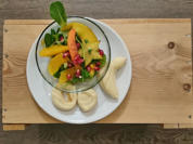 Kleiner Salat mit frischen Früchten, dazu Pan de Queso - Rezept