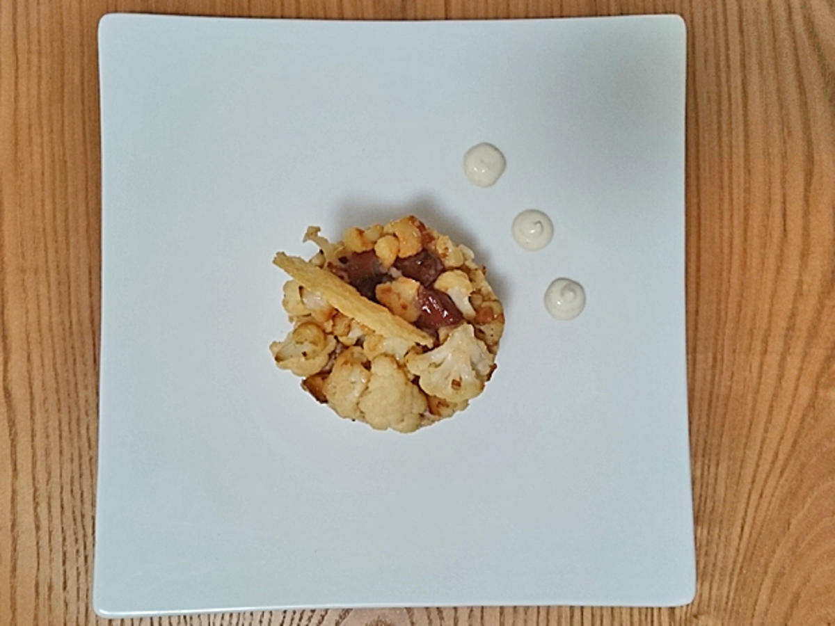 Cremiges Mandelcouscous mit Ras el Haout, Blumenkohl und Datteln - Rezept