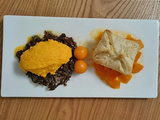 Kürbiscremeeis mit Kürbiskerncrumble und Physalis - Rezept