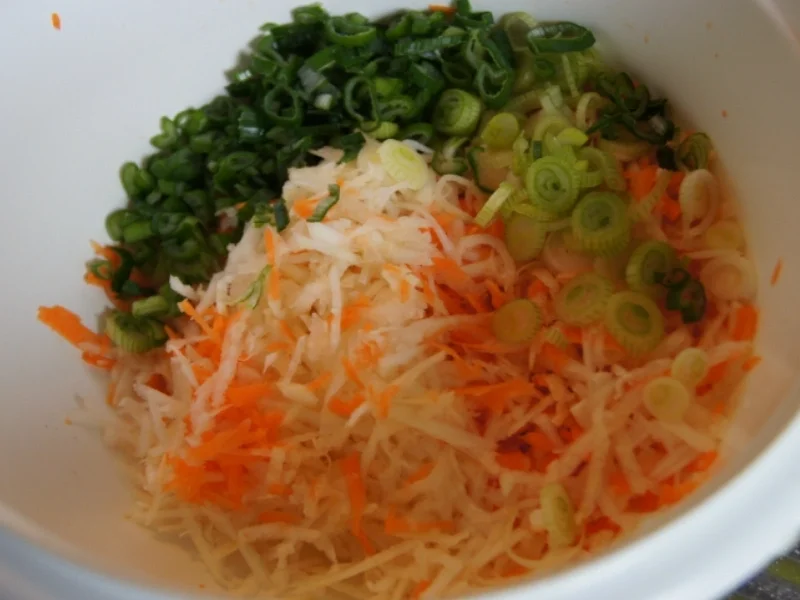 Quark-Spinat-Puffer mit Rohkostsalat - Rezept - Bild Nr. 12