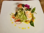 Langustinenpraline in grünem Reis gebacken auf Salat von grüner Papaya und Mango - Rezept