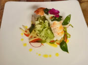 Langustinenpraline in grünem Reis gebacken auf Salat von grüner Papaya und Mango - Rezept