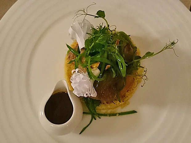 Rezept: Teegeräucherte Wachtel, Hirse, Mandel und Zuckerschoten Teegeräucherte Wachtel, Hirse, Mandel und Zuckerschoten - Rezept