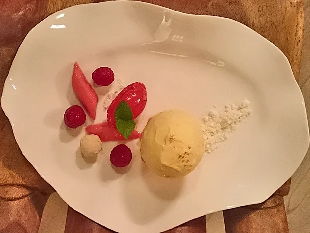 Rezept: „Schneeball“ mit Himbeeren und Himbeerrhabarber „Schneeball“ mit Himbeeren und Himbeerrhabarber - Rezept