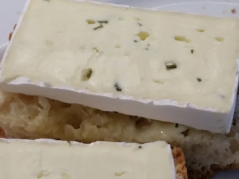 Ein mit Camenbert belegtes Baguette - Rezept - Bild Nr. 5