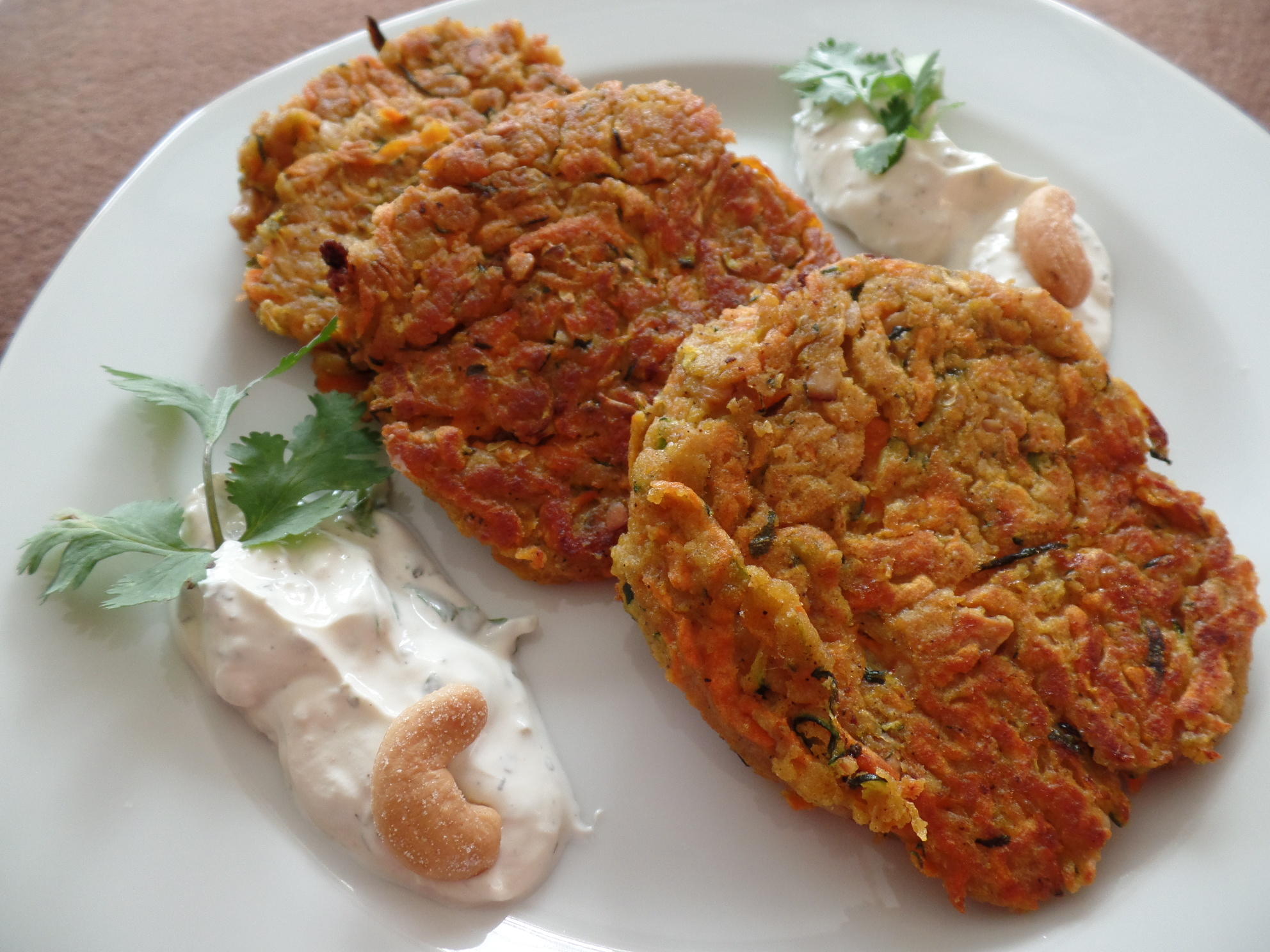 Bilder für Zucchini-Süßkartoffel-Puffer mit Saure-Sahne-Koriander -Dip - Rezept